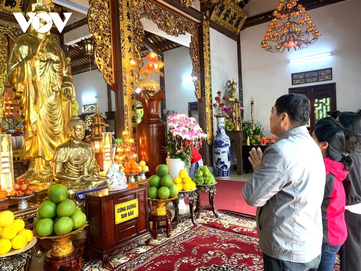 Người dân Huế đi chùa, mong cầu nước thái, dân an trong năm mới Ất Tỵ